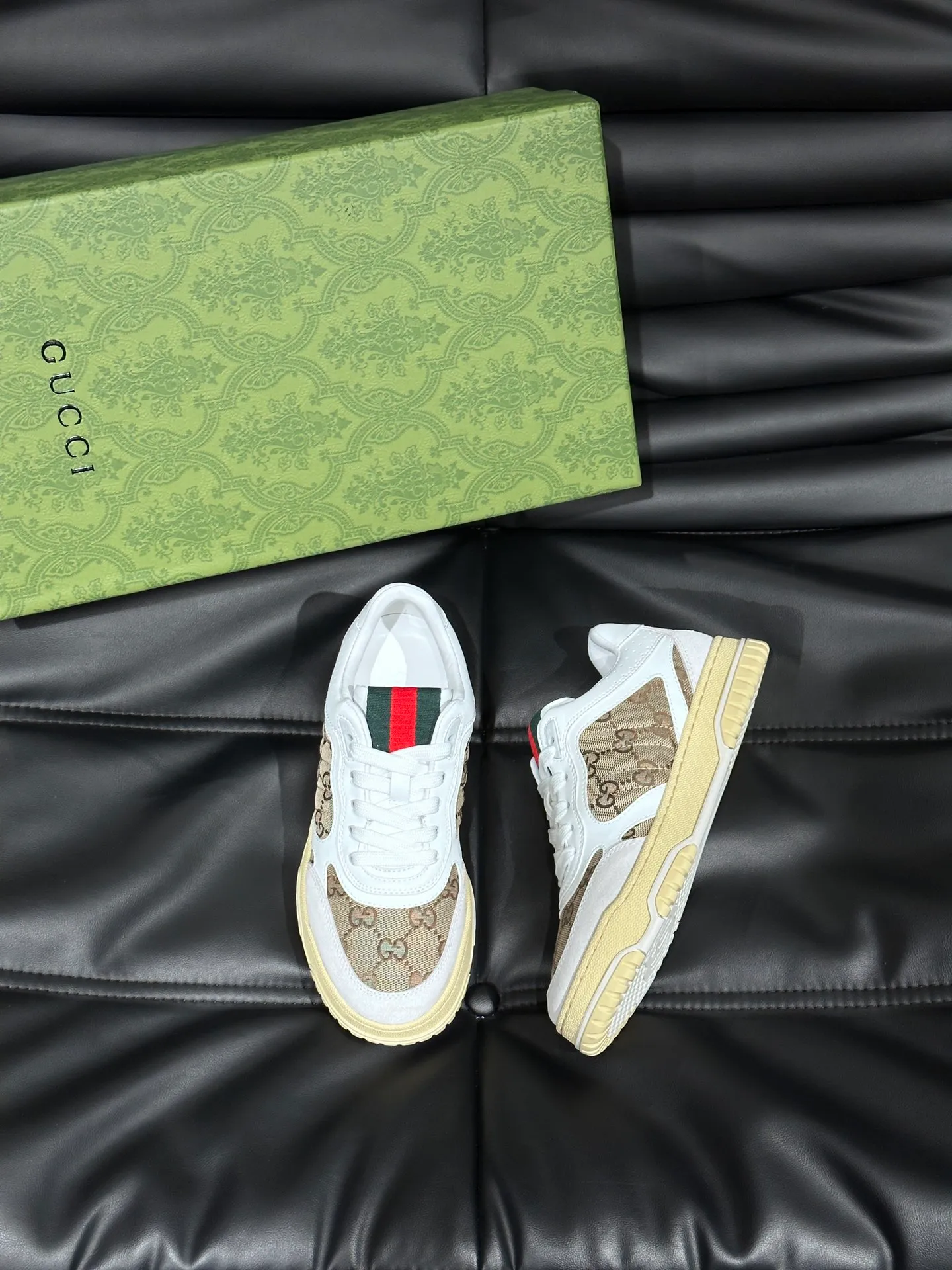 p480 Men's Men's Shoes Gucc*Gucci Re-Web series👫Couple's webbed leather sneakers, as the first sneakers created by Sabato De Sarno for Gucci, the Re-Web series reinterprets the brand's classic stripes, and sets off the modern silhouette design with bold and unique details. This shoe is crafted from iconic classic GG canvas and white leather. This new sneaker is ingeniously decorated with many of the brand's classic details, and is equipped with a bright red and green webbing tongue, which will make people fall in love at first sight. Yuan Size: Female 35-40 Male 39-44 (can be customized to 45, 46